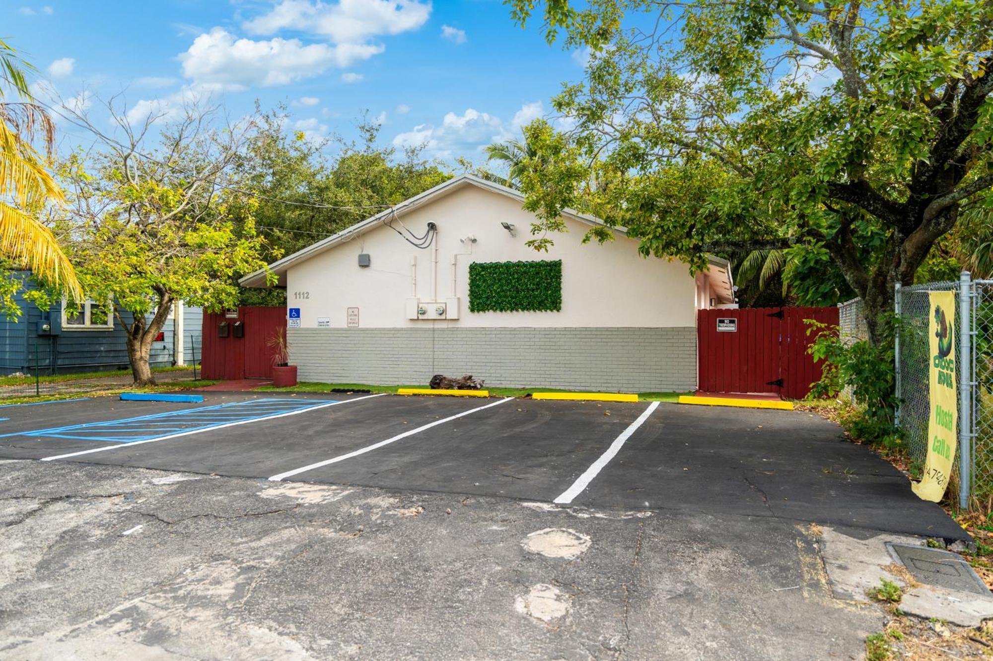 Crocodhouse Early Check In Eight Years Hosting Hostel Fort Lauderdale Exterior photo